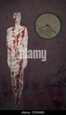 Plan conceptuel du corps de la femme enveloppée avec bandage taché de sang et d'horloge murale représentant la ménopause Banque D'Images