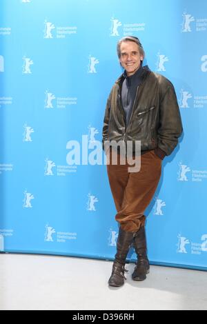 L'acteur britannique Jeremy Irons pose à la photocall du film 'Train de nuit pour Lisbonne" durant le 63e Festival du Film de Berlin, à Berlin, Allemagne, 13 février 2013. Le film est présenté en compétition hors compétition à la Berlinale. Photo : Hubert Boesl/dpa Banque D'Images