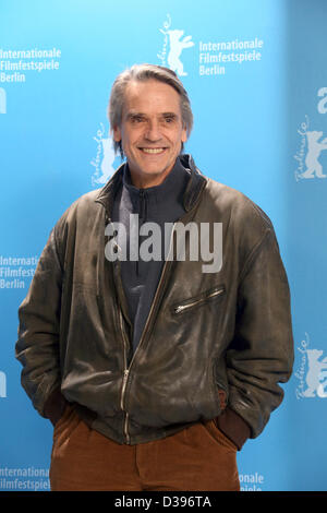 L'acteur britannique Jeremy Irons pose à la photocall du film 'Train de nuit pour Lisbonne" durant le 63e Festival du Film de Berlin, à Berlin, Allemagne, 13 février 2013. Le film est présenté en compétition hors compétition à la Berlinale. Photo : Hubert Boesl/dpa Banque D'Images