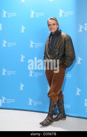 L'acteur britannique Jeremy Irons pose à la photocall du film 'Train de nuit pour Lisbonne" durant le 63e Festival du Film de Berlin, à Berlin, Allemagne, 13 février 2013. Le film est présenté en compétition hors compétition à la Berlinale. Photo : Hubert Boesl/dpa Banque D'Images