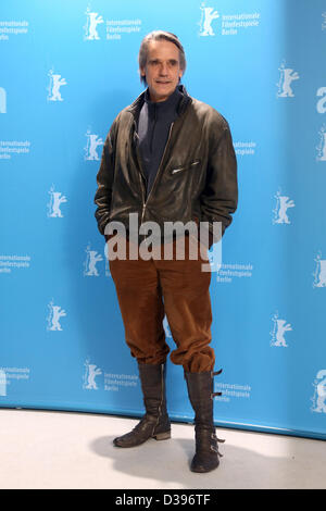 L'acteur britannique Jeremy Irons pose à la photocall du film 'Train de nuit pour Lisbonne" durant le 63e Festival du Film de Berlin, à Berlin, Allemagne, 13 février 2013. Le film est présenté en compétition hors compétition à la Berlinale. Photo : Hubert Boesl/dpa Banque D'Images
