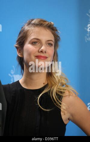 L'actrice française Mélanie Laurent pose à la photocall du film 'Train de nuit pour Lisbonne" durant le 63e Festival du Film de Berlin, à Berlin, Allemagne, 13 février 2013. Le film est présenté en compétition hors compétition à la Berlinale. Photo : Hubert Boesl/dpa Banque D'Images