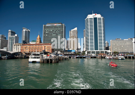 Le port d'Auckland en Nouvelle-Zélande, un jour ensoleillé, ferry terminal bâtiments skyline Banque D'Images