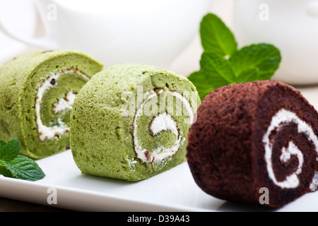 Rouleaux de Suisse, chocolat et saveur matcha Banque D'Images