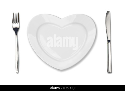 Plaque en forme de coeur, couteau et fourchette de table isolated on white Banque D'Images