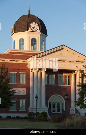 Hôtel de ville et centre-ville de Snellville au coucher du soleil à Snellville (Metro Atlanta), comté de Gwinnett, Géorgie. (ÉTATS-UNIS) Banque D'Images