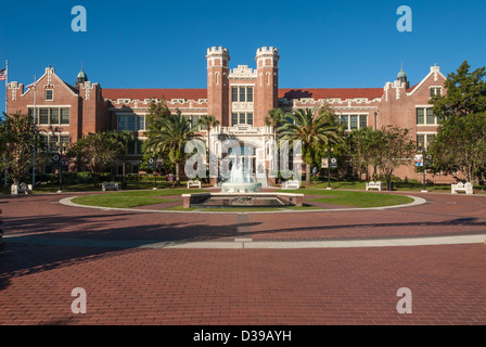 Le bâtiment et la fontaine de Westcott, révérés par l'Université d'État de Floride, sont exposés au soleil du matin. Tallahassee, Floride. (ÉTATS-UNIS) Banque D'Images