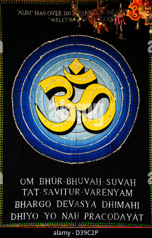 OM AUM , , avec gayatri mantra sur une tenture indienne Banque D'Images