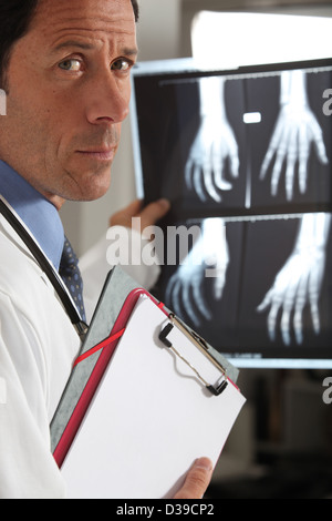 Doctor looking at X-ray Banque D'Images