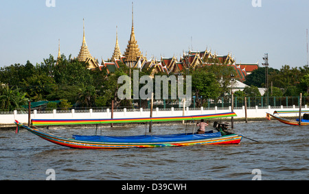 Wat Phra Kaew accueil du Bouddha d'émeraude et d'un bateau de vitesse typiquement thaïlandais sur la rivière Chao Phraya Banque D'Images