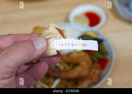 Fortune cookies chinois avec le dit sur le papier 'Bonne Année'. Banque D'Images