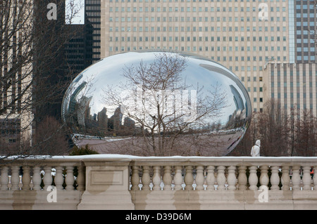 Cloud Gate (le Bean) sculpture du sculpteur Anish Kapoor dans Millennium Park, Chicago, Illinois. Banque D'Images