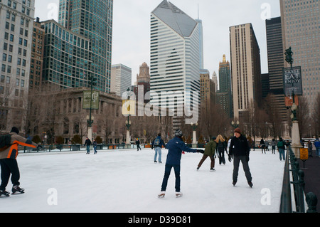 Patineurs de la Patinoire McCormick Tribune dans le Millennium Park, Chicago, Illinois. Banque D'Images