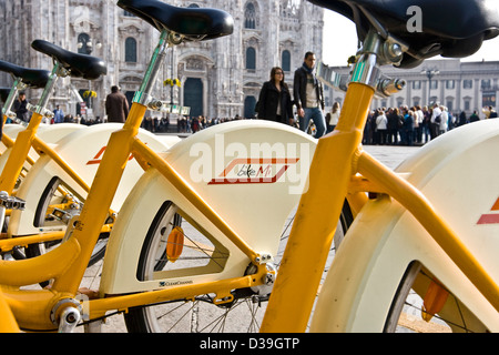 Location vélo Vélo Mi d' système à Piazza del Duomo Milan Lombardie Italie Europe Banque D'Images