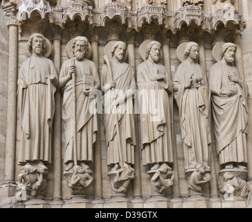 Ligne de sculptures sur pierre sur la cathédrale Notre Dame Paris France Europe Banque D'Images