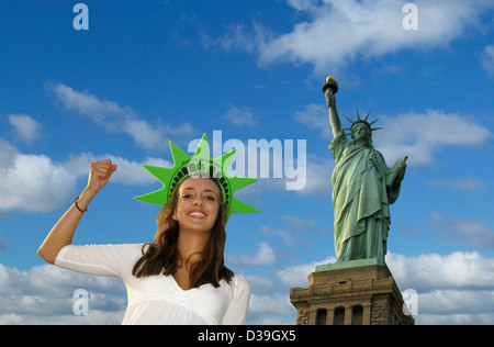 Girl posing touristiques sur Liberty Island avec statue de la liberté en arrière-plan, New York, New York, USA Banque D'Images