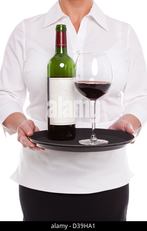 Waitress holding un plateau avec une bouteille et un verre de vin rouge, étiquette vierge si vous souhaitez ajouter votre propre texte. Banque D'Images