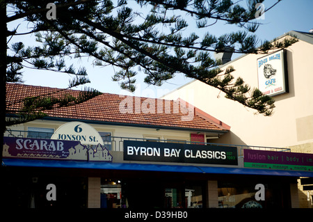 Rue principale de Byron Bay, Nouvelles Galles du Sud en Australie. Un havre pour les jeunes routards, les voyageurs et les surfeurs. Byron Bay Classics et Scarab boutiques. Banque D'Images