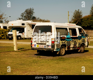 Camping-car Volkswagen couverts de graffitis dans le cadre de l'entreprise marque excentrique garé dans un camping à Byron Bay, NSW, Australie. Banque D'Images