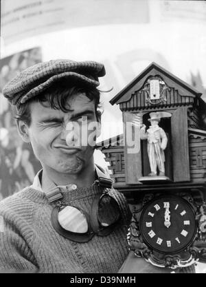 (Afp) - Otto Ludwig Piffl (Horst Buchholz) avec un 'Oncle Sam'-Cuckoo Clock dans Billy Wilder's film comédie 'Un, Deux, Trois" (1961). Billy Wilder est mort le 28 mars 2002 à l'âge de 95 ans à son domicile de Beverly Hills. Après avoir débuté sa carrière à Berlin, il émigra aux Etats-Unis en 1933 et s'est Banque D'Images