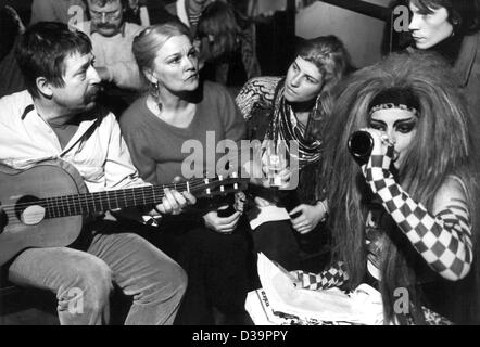 (Dpa) - auteur-compositeur Wolf Biermann (L), l'actrice et chanteuse Eva-Maria Hagen (deuxième à gauche), leur fille, la chanteuse Nina Hagen (deuxième à droite) et de l'est dissident allemand et les droits humains Ralf Hirsch (R) chanter lors d'un événement d'information et de solidarité à Hambourg, en Allemagne de l'Ouest, le 9 février 1988 Banque D'Images