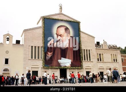 L'église de San Giovanni Rotondo, le couvent de Padre Pio, est décoré avec un grand portrait de l'aumônier, situé dans la province des Pouilles, Italie du sud, 20 mai 2002. Banque D'Images