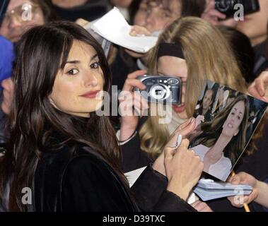 (Afp) - L'actrice espagnole Penelope Cruz signe manuscrit-cartes sur la Potsdamer Platz à Berlin, 23.1.2002. Fans et salua son ami Tom Cruise avec des tempêtes de l'enthousiasme, des cris et des acclamations. Les deux stars de Hollywood est venu en Allemagne pour promouvoir leur nouveau film 'Vanilla Sky'. Banque D'Images