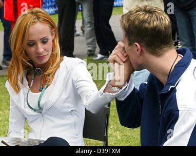 Le pilote Williams Ralf Schumacher de l'Allemagne l'embrasse la main de son épouse Cora au Albert-Park à Melbourne le 28 février 2002. Ralf Schumacher commence à l'Australian Grand Prix de Formule 1 à Melbourne le 3 mars. Banque D'Images
