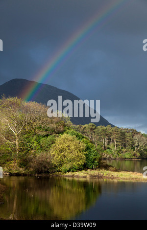 Arc-en-ciel sur Lough Kylemore, avec derrière les montagnes Twelve Bens. Connemara, comté de Galway, Irlande. Banque D'Images