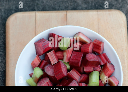 Image montrant cubes ou tranches de rhubarbe pédonculées rouge Banque D'Images