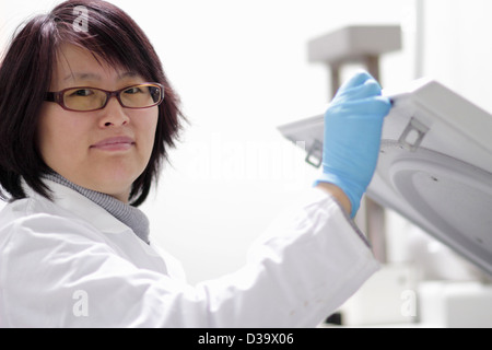 À l'aide d'un équipement scientifique in lab Banque D'Images