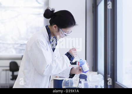Bouteille d'agitation dans le laboratoire scientifique Banque D'Images