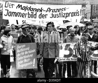 (Afp) - Un ex-détenu d'un camp de concentration, 72, et un soldat de la Bundeswehr allemande (C) de l'avant mars le groupe de manifestants au cours d'une manifestation avant la proclamation de la sentence à Duesseldorf, Allemagne, 29 juin 1981. Après le procès de tuer 250 000 prisonniers dans l'ex-concentrati Banque D'Images