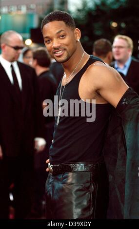 (Afp) - L'acteur américain Will Smith pose comme il arrive au Sony Centre d'avance sur la première européenne de son film "Men in Black II" à Berlin, le 11 juillet 2002. Banque D'Images