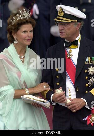 La reine Silvia et le Roi Carl Gustaf de Suède entrez la cathédrale à Oslo pour assister au mariage du Prince héritier Haakon de Norvège et de son épouse Mette-Marit le 25 août 2001. Banque D'Images