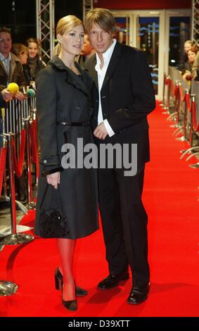 (Afp) - L'actrice allemande Franka Potente arrive avec son petit ami, le photographe Olaf Heine, à la première de son nouveau film 'Bleu' dans la région de Muenster, Allemagne, le 8 décembre 2003. Le film raconte l'histoire du premier clone humain, qui découvre qu'elle (puissant) est un 'bleu' de sa célèbre mère. Banque D'Images