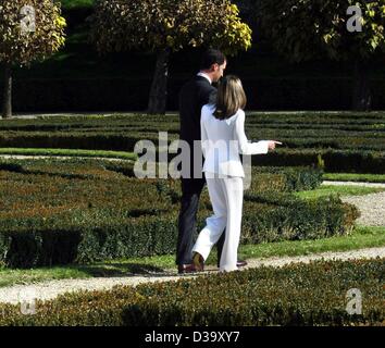 (Afp) - L'Espagnol Prince Felipe et sa fiancée Letizia Ortiz (R) avant, pendant une séance de photos promenade à travers le jardin du palais du Prado à Madrid, Espagne, le 6 novembre 2003. Le prince lui avait demandé, un journaliste de la télévision, de l'épouser quelques minutes avant, après quoi ils ont échangé des enga Banque D'Images