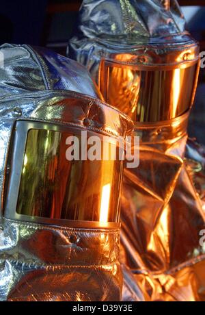 (Afp) - Deux employés dans des vêtements de travail sur la ligne de production de verre flotté de spécialité au fabricant de verre Schott Jenaer Glas company à Jena, Allemagne, 24 octobre 2003. Le procédé float, qui a été développé par une société britannique et utilisé pour la première fois dans les années 1950, a révolutionné le monde Banque D'Images