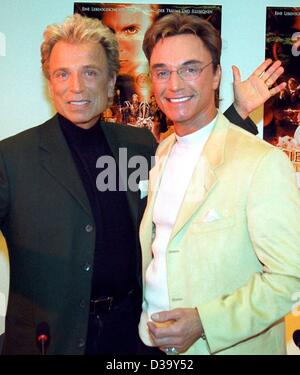 (Dpa) - Siegfried (L) et Roy, l'Allemand des magiciens et des formateurs, des animaux en photo lors de la présentation de leur film 3D à Berlin, 1 octobre 1999. Roy Horn, qui est mutilé et gravement blessé par un tigre tandis que sur scène il y a près de trois mois, a été libéré de l'hôpital et va dépenser Banque D'Images