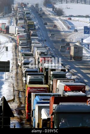 (Afp) - camions attendent dans l'arrêt de la circulation sur l'autoroute A72 près de glace Zwickau, Allemagne, le 23 décembre 2003. La neige et le verglas ont causé le chaos et d'accidents dans toute l'Allemagne. À des températures d'environ moins 10 centigrades de nombreux automobilistes ont dû attendre jusqu'à 10 heures à 20 km de long les embouteillages sur l'ua Banque D'Images