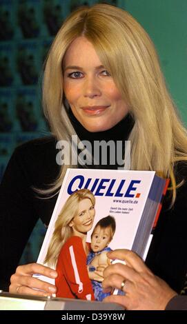 (Afp) - Le top model allemand Claudia Schffer présente le nouveau catalogue de la société de vente par correspondance Quelle qui montre son et son fils âgé de onze mois Caspar sur la couverture, au cours d'une conférence de presse à Hambourg, le 18 décembre 2003. La photo est sur la Quelle couvrir dans 13 pays. Banque D'Images