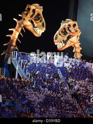 (Afp) - XIX Jeux Olympiques d'hiver : squelette géant dinosaures semblent regarder la cérémonie de clôture à la Rice Eccles Stadium à Salt Lake City, 24.2.2002. Des milliards de téléspectateurs du monde entier regardait le beau spectacle final qui a mis fin à la XIXE Jeux Olympiques d'après 16 jours. Banque D'Images