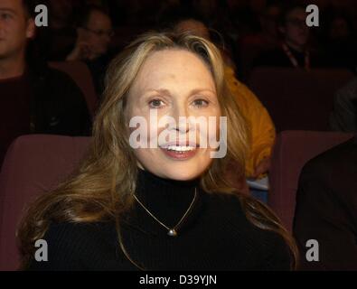 (Afp) - L'actrice US Berlinale : Faye Dunaway attend à l'intérieur de la Berlinale cinéma pour la projection de son film "L'oiseau jaune" à la 52. Festival International du Film de Berlin, 9.2.2002. Dunaway est responsable en tant que scénariste, réalisateur et producteur. Son film ne fait pas partie de la compétition. Banque D'Images