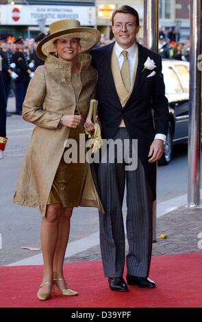 (Afp) - Les clients de l'hôtel Royal Mariage à Amsterdam : Dutch Prince Constantijn et son épouse enceinte la Princesse Laurentien quitter la Nieuwe Kerk (nouvelle église) à Amsterdam après le mariage d'Constantijns frère Prince Héritier Willem Alexander, avec des maxima Zorreguieta, 2 février 2002. Banque D'Images