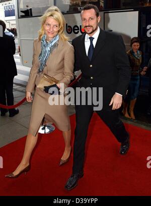 (Afp) - Les clients de l'hôtel Royal Mariage à Amsterdam : Prince Héritier Haakon de Norvège et sa femme Crownprincess Mette Marit arriver au Concertgebouw d'Amsterdam, 1 février 2002 pour assister à un concert un jour avant le mariage de Crownprincce Willem Alexander et Maxima Zorreguieta. Banque D'Images