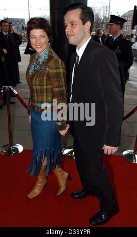 (Afp) - Les clients de l'hôtel Royal Mariage à Amsterdam : la princesse Louise Maertha de Norvège et son fiancé Ari Behn arriver au Concertgebouw d'Amsterdam, 1 février 2002, pour assister à un concert un jour avant le mariage de Crownprincce Willem Alexander et Maxima Zorreguieta. Banque D'Images