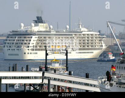 (Afp) - Le paquebot de luxe 'ResidenSea', le premier appartement cruiser dans le monde, entre dans le port d'Hambourg, 3 avril 2002. Le bateau qui navigue sous pavillon des Bahamas, est sur son premier voyage. Il est à 200 m de long et possède 88 suites à louer et plus de 110 appartements à vendre à Banque D'Images