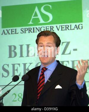 Mathias Doepfner, chef de groupe d'édition allemand Axel Springer, présente les résultats de l'entreprise de 2001 à une conférence de presse à Berlin, le 28 mai 2002. Pour la première fois en 50 ans, la maison d'édition (journaux 'Bild' et 'Welt", etc.) a été dans le rouge avec une perte de 198 millions d'euros. Banque D'Images