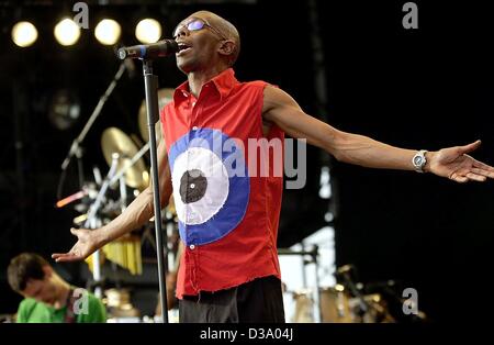 (Dpa) - Maxi Jazz, chanteur du groupe 'infidèle' fonctionne à l'open air festival "Rock am Ring" sur le Nürburgring en Allemagne, le 17 mai 2002. Environ 40000 personnes sont venues pour assister aux deux jours de concert avec des artistes de rock, pop et musique alternative. Banque D'Images