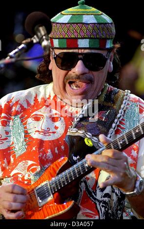 (Afp) - Carlos Santana, légende du rock mexicain borm, fonctionne à l'open air festival "Rock am Ring" sur le Nürburgring en Allemagne, le 17 mai 2002. Environ 40000 personnes sont venues pour assister aux deux jours de concert avec des artistes de rock, pop et musique alternative. Banque D'Images